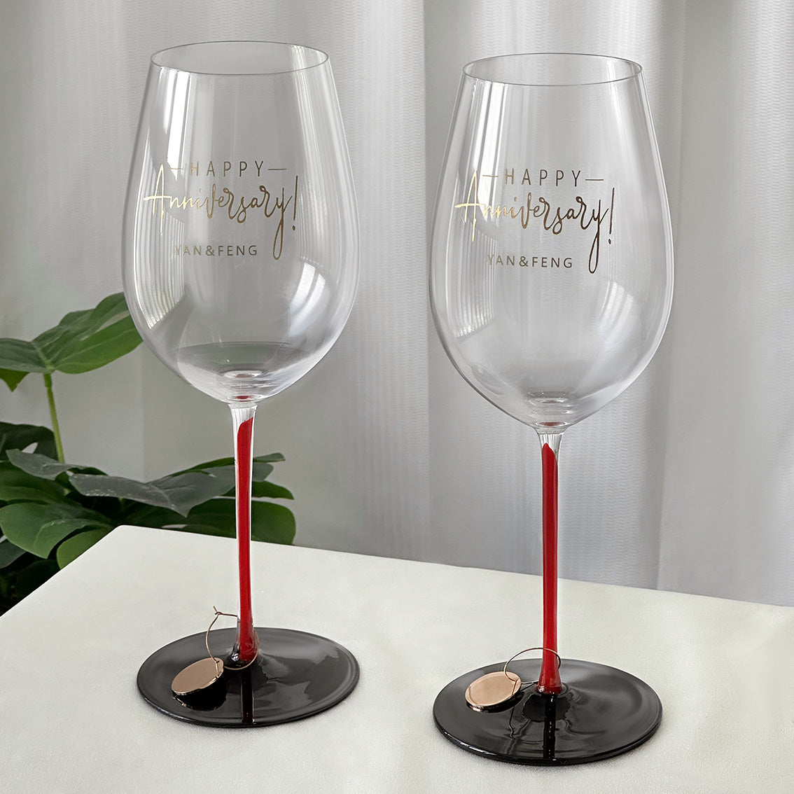 Customized red wine glass, customized text and name, engraving on gobl