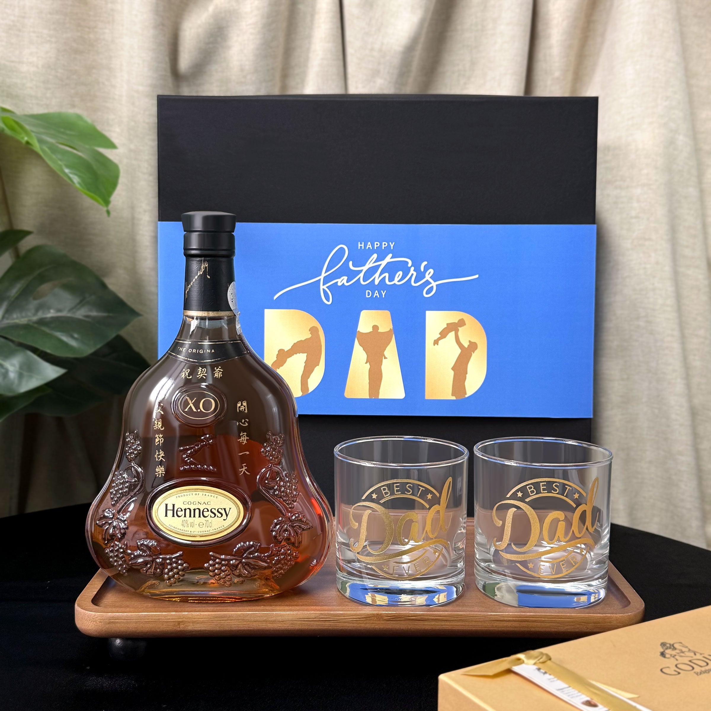 Hennessy X.O雕刻訂製禮盒 客製化威士忌杯對杯 父親節/長輩生日/男士高質感送禮首選 感謝/祝福/紀念一次到位 Hennessy X.O Custom Engraved Gift Set Perfect for Father's Day, Birthdays DY05-69 - Design Your Own Wine