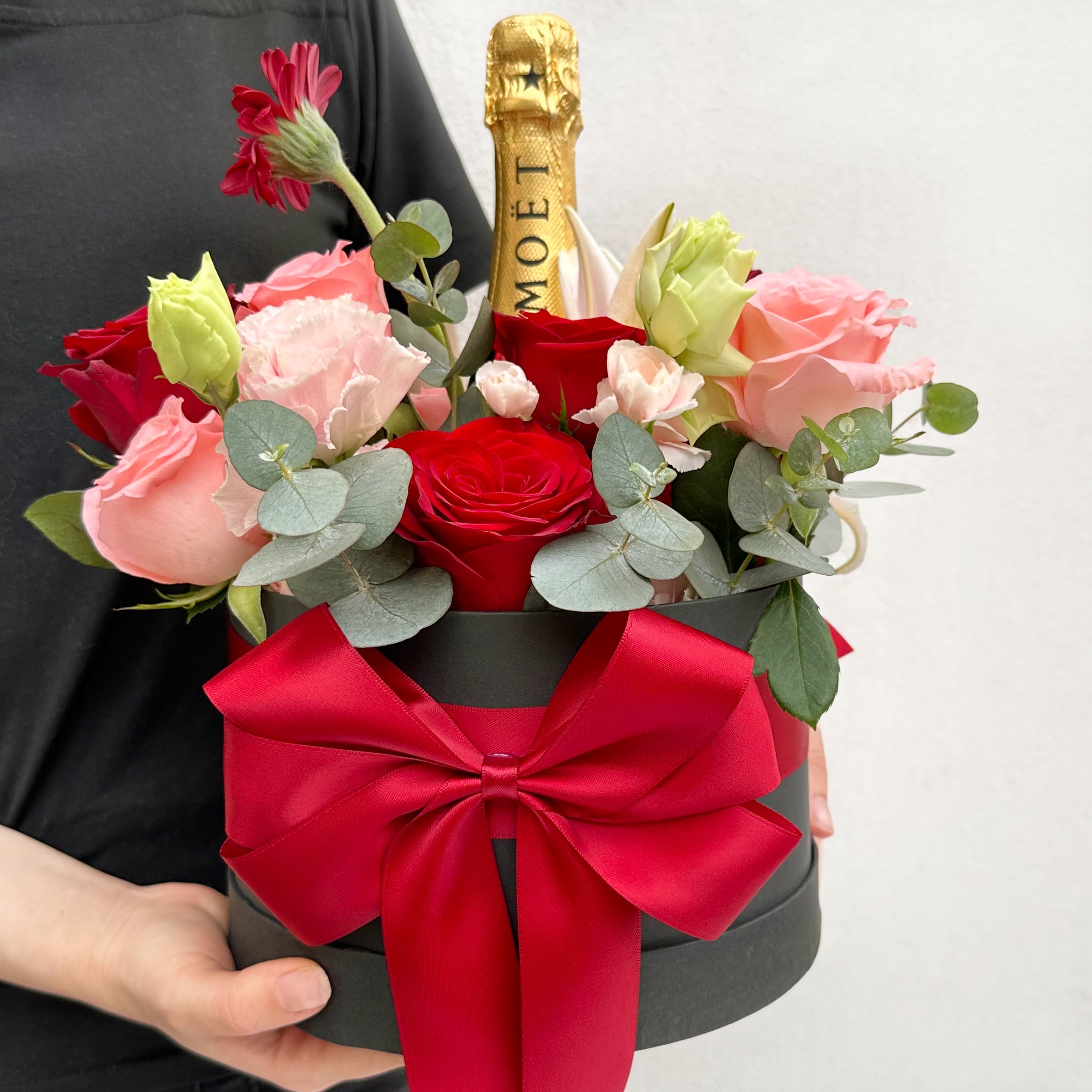 Valentine's Day Gift Box | Elegant Rose Box with Custom Moët Champagne Gift Basket Romantic Flower Gift for Valentine's Day - Perfect for Your Wife DY05-59