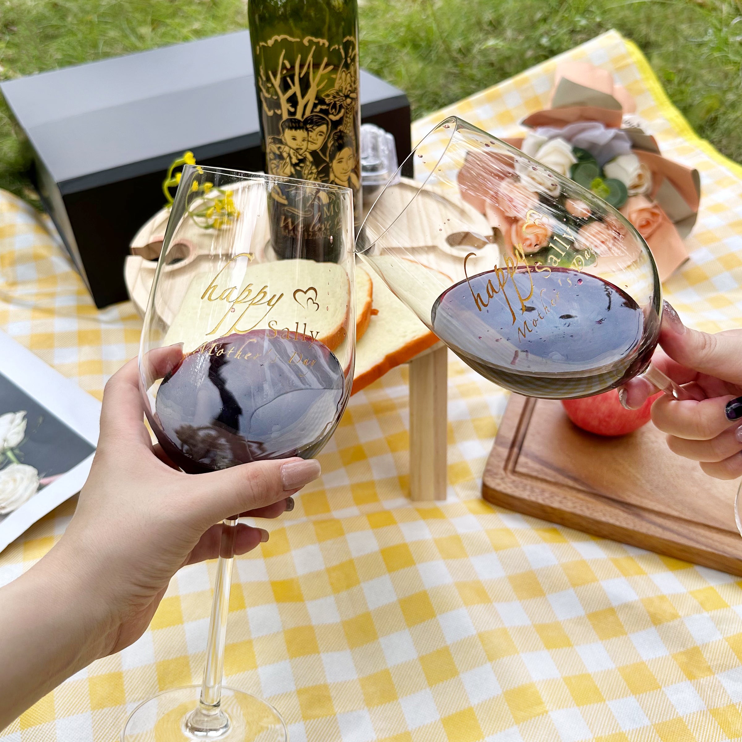 Mother's Day gift box | Single bottle and two cups, portrait engraving, red wine custom gift, romantic gift box, for mom and wife