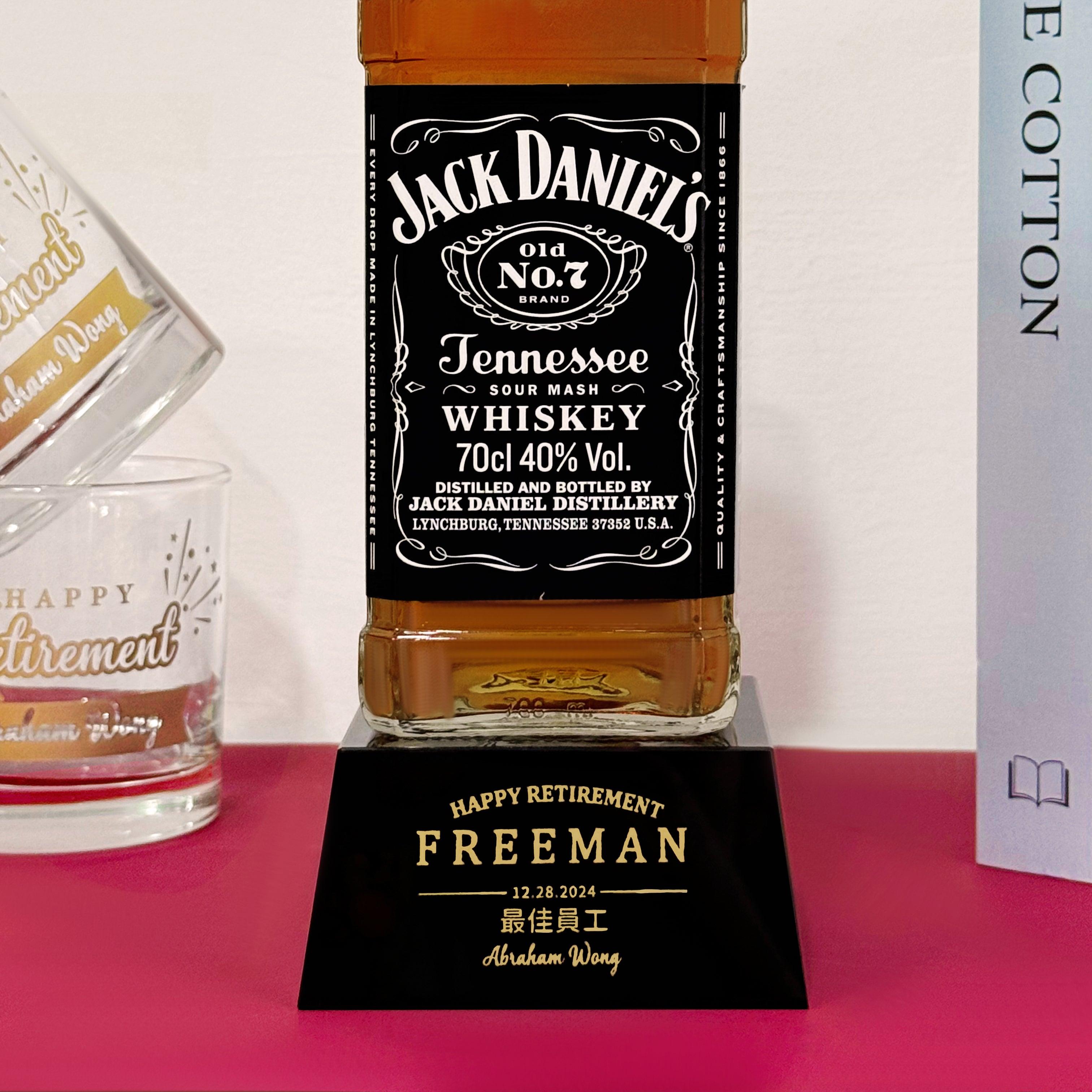 Jack Daniel’s Old No.7 Portrait Engraved Custom Retirement Gift Set | Whisky Trophy with Personalized Text Engraving | Corporate Gift for Retiring Employees | Premium Whisky Gift Box for Business Occasions and Year-End Celebrations | DY04-284