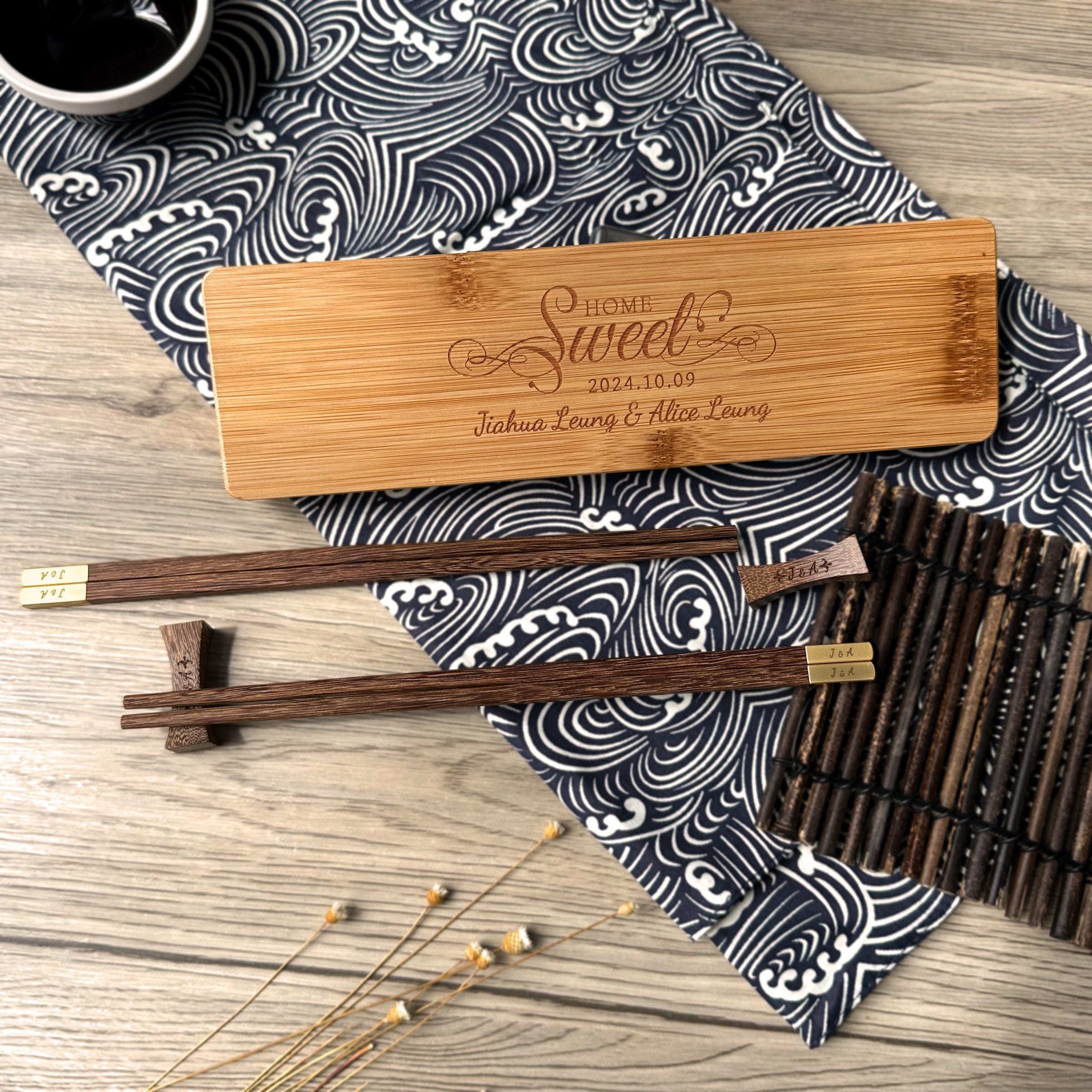 Customized chopstick gift box|Unique souvenirs for couples. The first choice for home gifts. Customized names for dining rituals. Exclusively designed chopstick set. Wedding gift. New home warming gift. House warming tableware set DY01-393