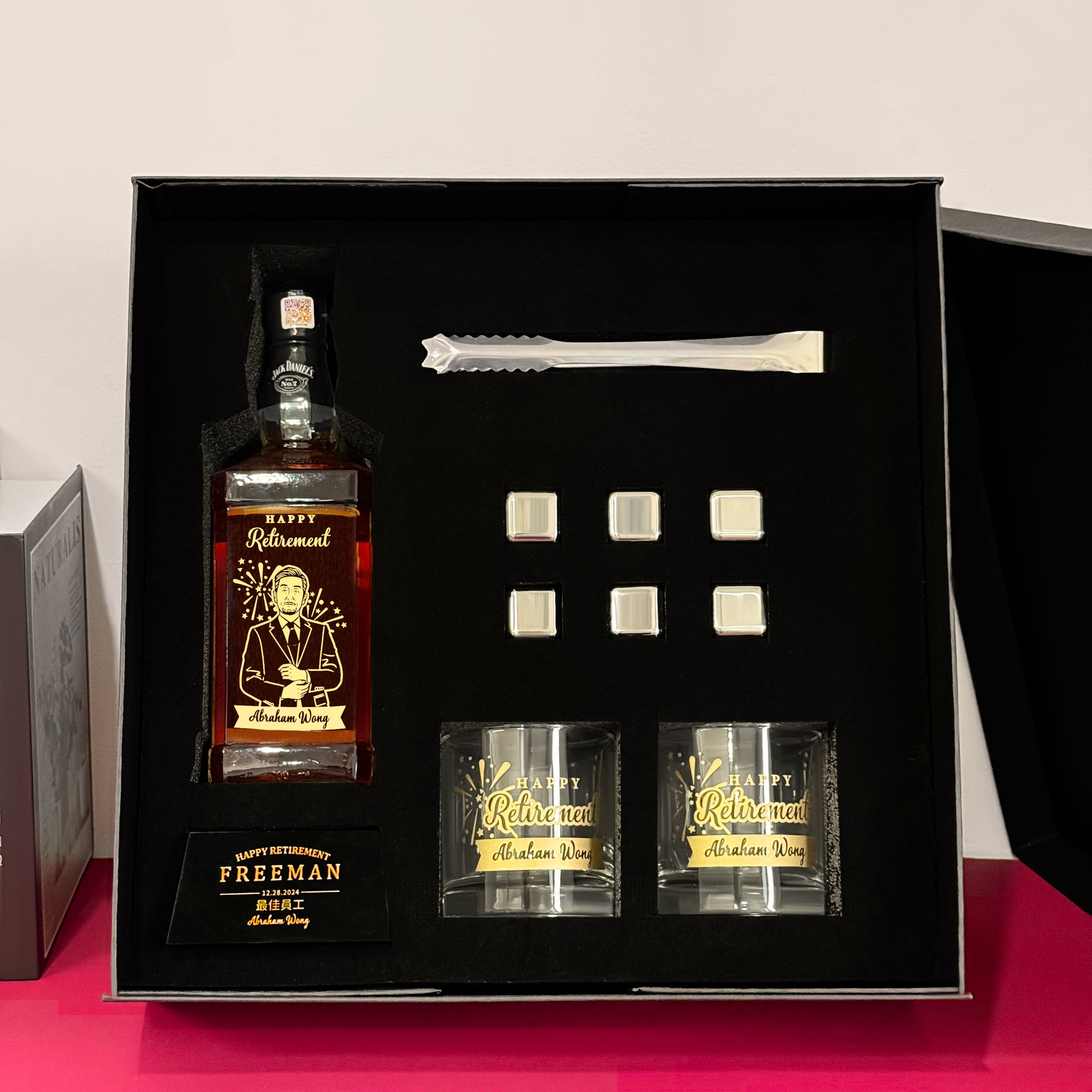 Jack Daniel’s Old No.7 Portrait Engraved Custom Retirement Gift Set | Whisky Trophy with Personalized Text Engraving | Corporate Gift for Retiring Employees | Premium Whisky Gift Box for Business Occasions and Year-End Celebrations | DY04-284