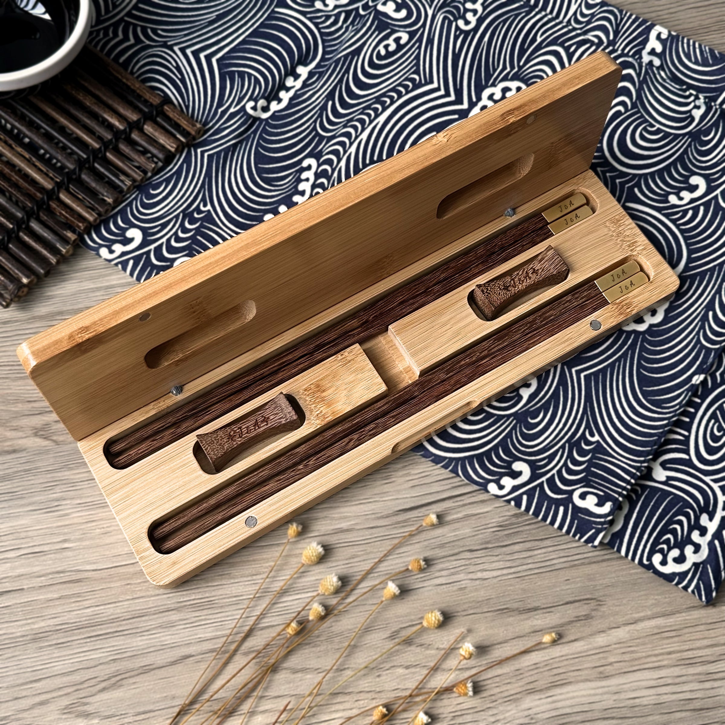 Customized chopstick gift box｜Unique souvenirs for couples. The first choice for home gifts. Customized names for dining rituals. Exclusively designed chopstick set. Wedding gift. New home warming gift. House warming tableware set DY01-393