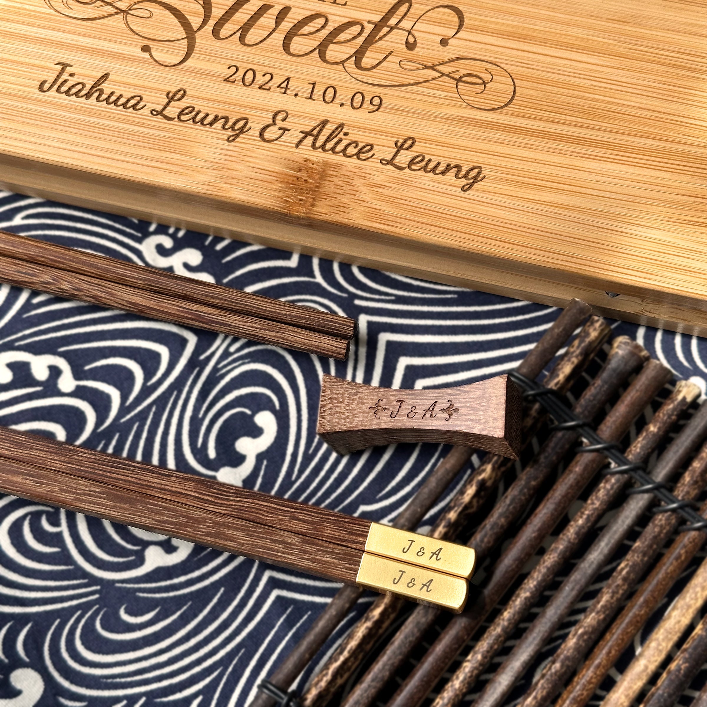 Customized chopstick gift box｜Unique souvenirs for couples. The first choice for home gifts. Customized names for dining rituals. Exclusively designed chopstick set. Wedding gift. New home warming gift. House warming tableware set DY01-393